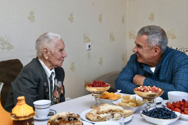 Минниханов в Чистополе навестил участника Великой Отечественной войны