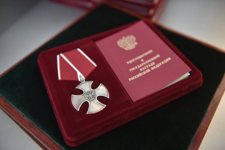 Магдеев вручил посмертные награды семьям погибших бойцов СВО