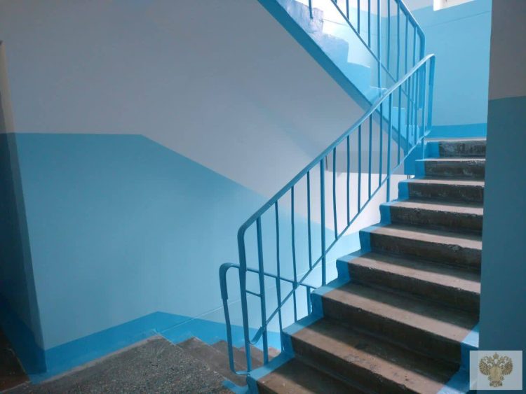 В Нижнекамске после вмешательства прокуратуры отремонтировали подъезд