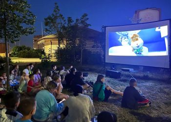 В Альметьевске в сквере Яшьлек проходит просмотр мультфильма под открытым небом