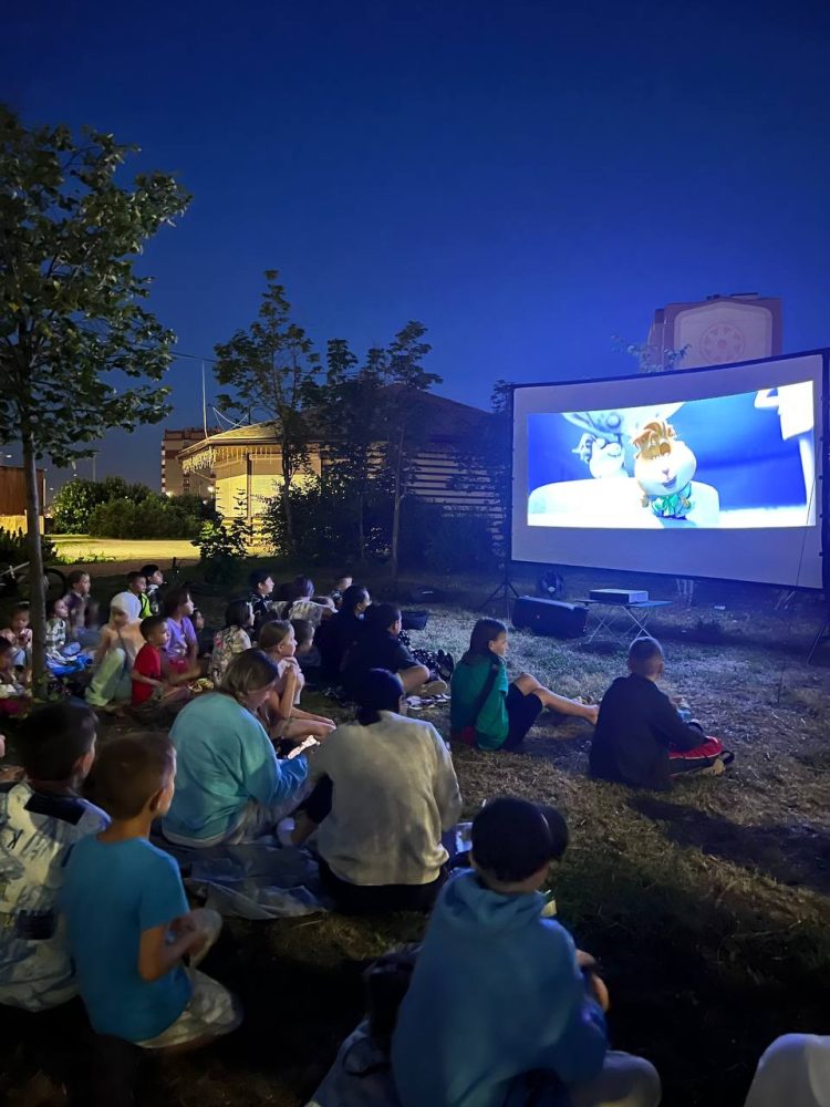 В Альметьевске в сквере Яшьлек проходит просмотр мультфильма под открытым небом