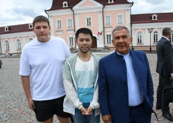 Минниханов опубликовал фото с туристами в Казанском Кремле