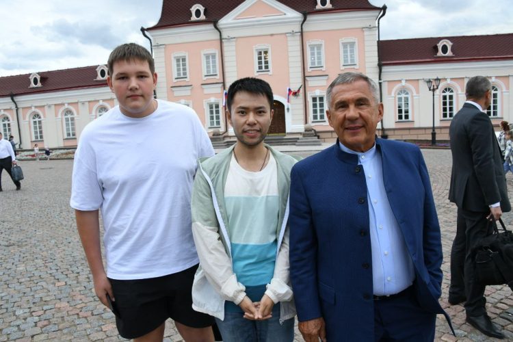 Минниханов опубликовал фото с туристами в Казанском Кремле