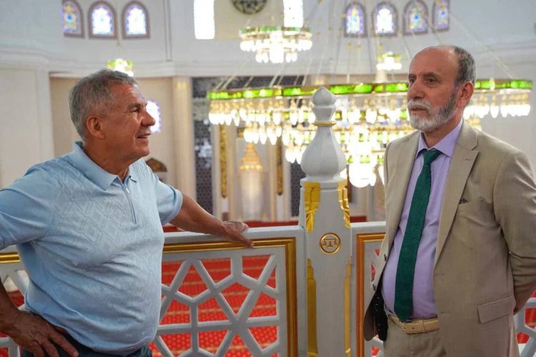 Минниханов посетил соборную мечеть Симферополя