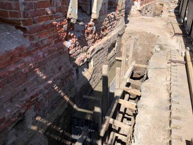 В Казани начали укреплять фундаменты домов Щетинкина на улице Баумана