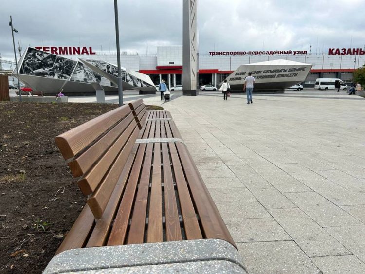 В сквере у вокзала «Казань-2» установили скамейки и урны в рамках нацпроекта