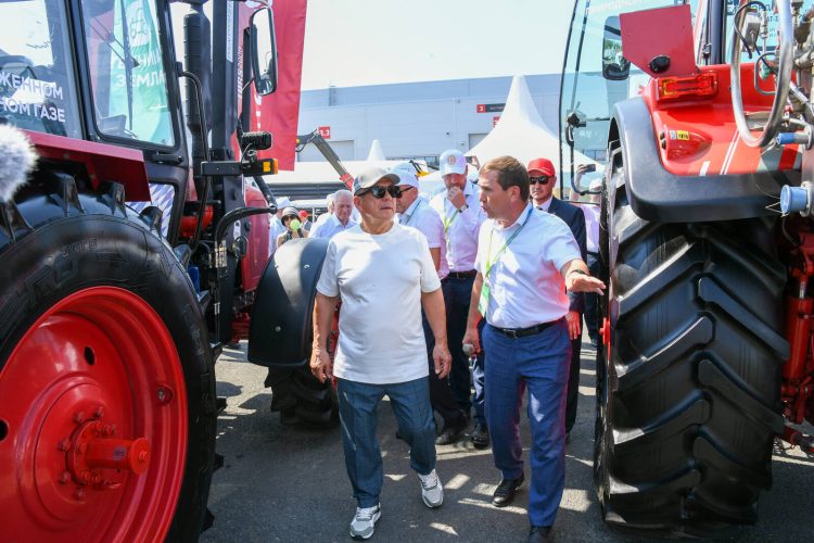 Минниханов вручил организациям потребкооперации республики новые автомобили