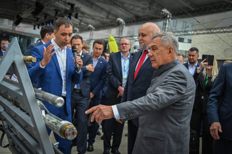 Минниханов и Цивилев пообщались с участниками V Международного нефтегазового молодежного форума