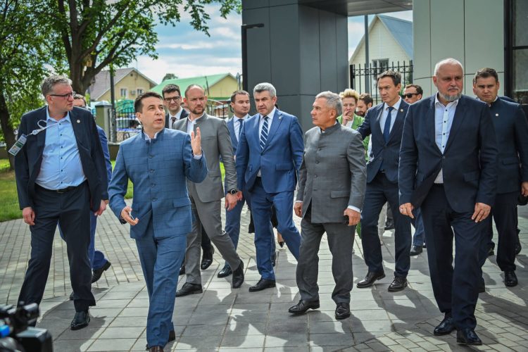 Минниханов и Цивилев посетили обновленный лицей №1 в Альметьевске