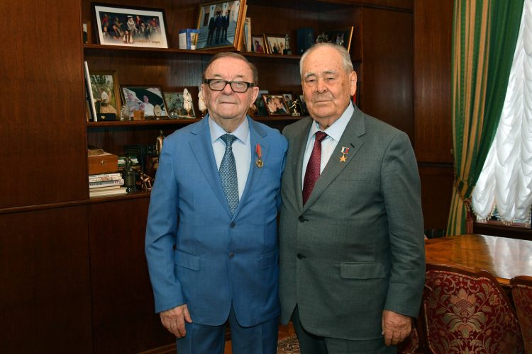 Шаймиев вручил медаль «100 лет образования ТАССР» государственному деятелю РФ Владимиру Шевченко