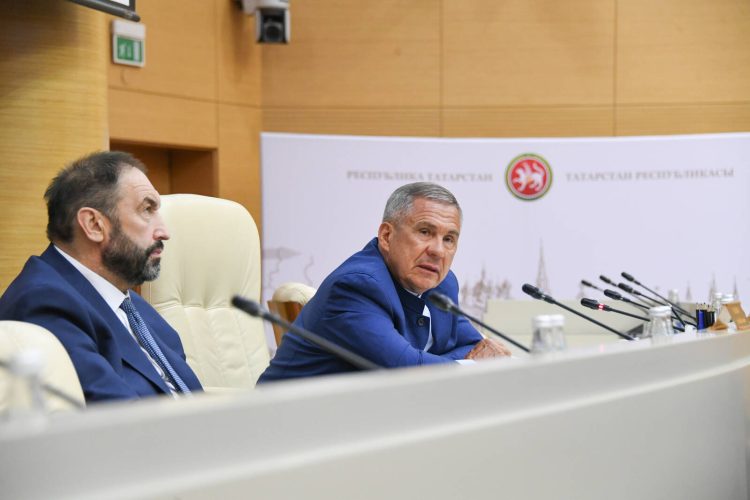 Минниханов провел заседание Совета директоров АО «Татнефтехиминвест-холдинг»