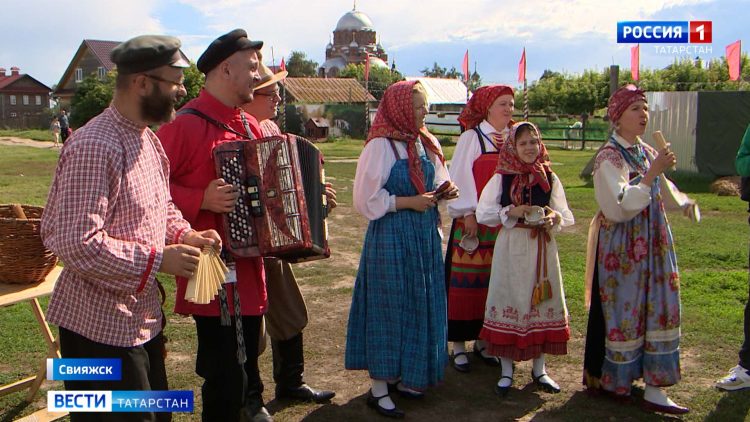 Частушки, чеканка монет и хороводы: в Свияжске стартовал фестиваль «Духовное единство России – послание миру!»
