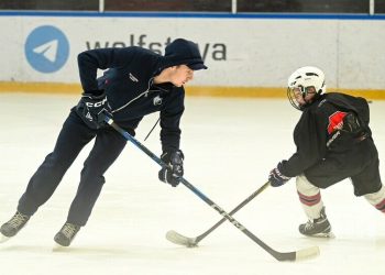 Хоккеист НХЛ Михаил Сергачев провел мастер-класс для воспитанников ДЮСШ «Нефтехимик»