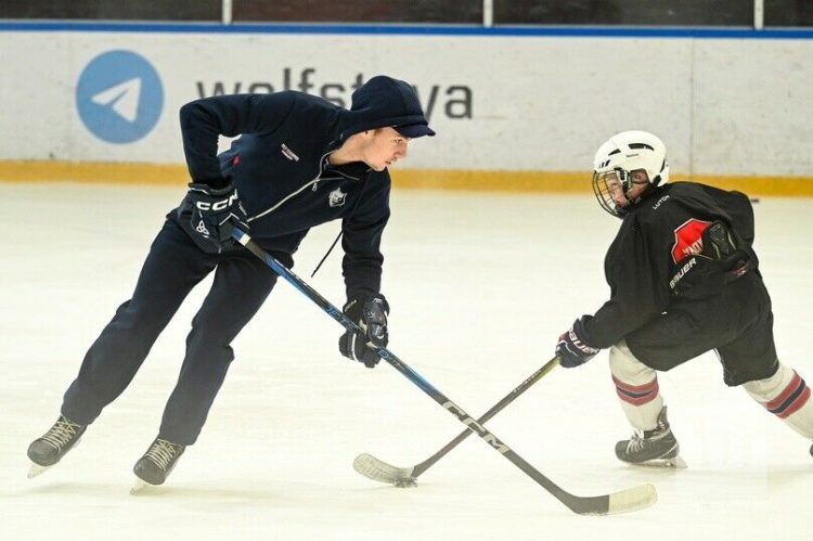 Хоккеист НХЛ Михаил Сергачев провел мастер-класс для воспитанников ДЮСШ «Нефтехимик»