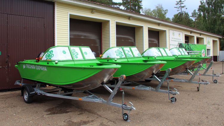 Лесхозам РТ передали 4 моторные лодки для борьбы с лесными пожарами в рамках нацпроекта