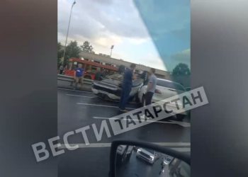 В Казани в результате ДТП перевернулась легковушка