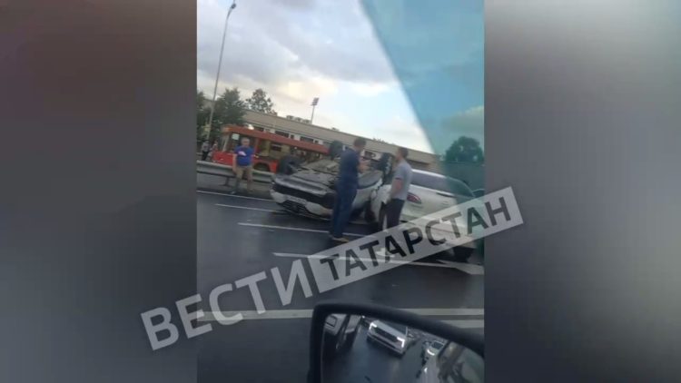 В Казани в результате ДТП перевернулась легковушка