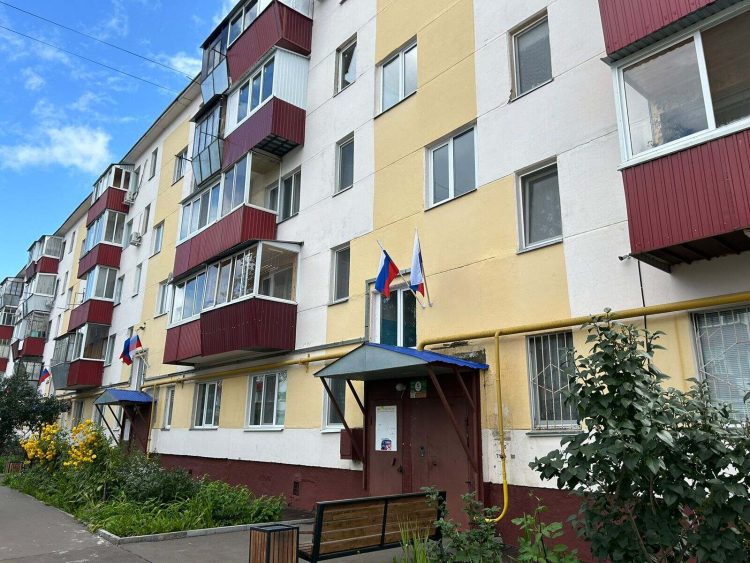 В Нижнекамске дома, где живут участники СВО, украсили флагами РФ