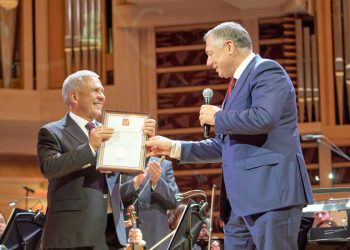 Хуснуллин вручил Минниханову Благодарность Президента России