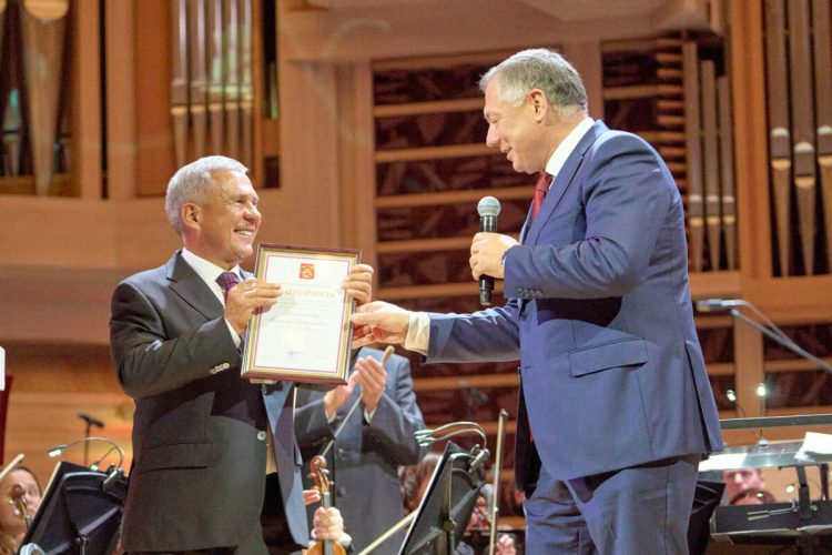 Хуснуллин вручил Минниханову Благодарность Президента России