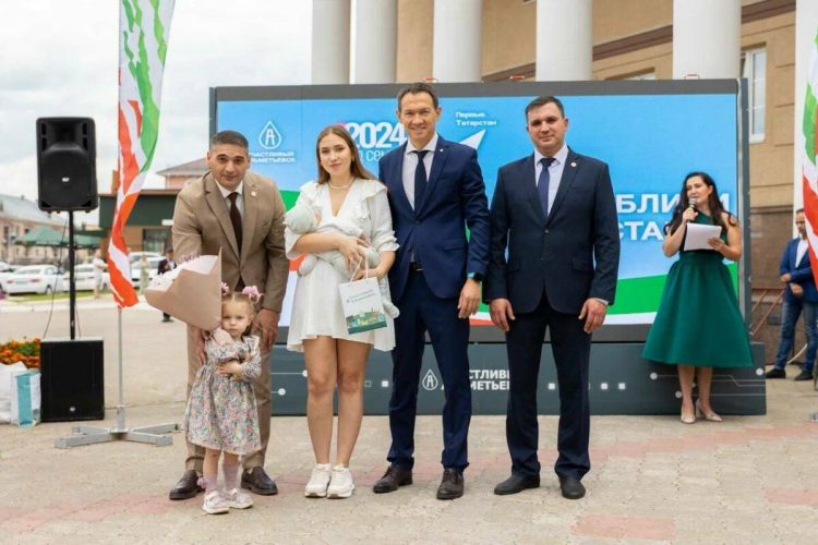 Глава Альметьевска поздравил семьи бойцов СВО в День Республики