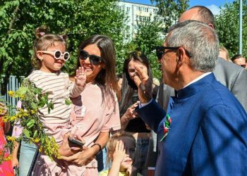 Минниханов осмотрел благоустроенный двор в Казани ко Дню республики