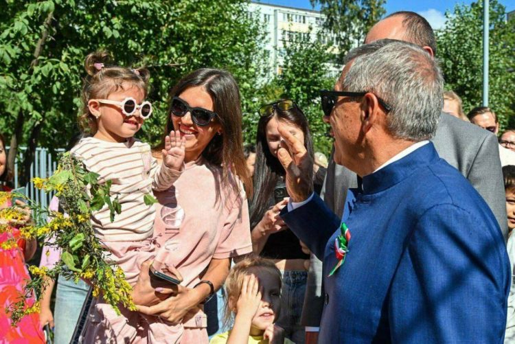 Минниханов осмотрел благоустроенный двор в Казани ко Дню республики