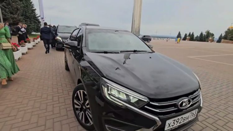 Минниханов протестировал новый автомобиль Lada Aura