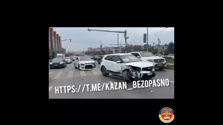 В Казани трое детей и водитель легковушки пострадали в ДТП