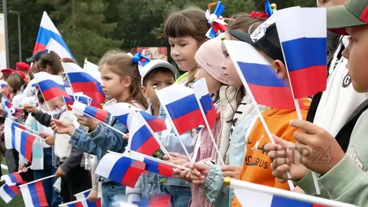 В «Камском Артеке» отметили День Государственного флага РФ