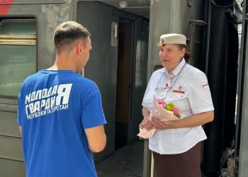 Молодогвардейцы РТ поздравили работников РЖД с профессиональным праздником