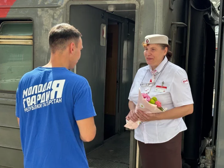 Молодогвардейцы РТ поздравили работников РЖД с профессиональным праздником