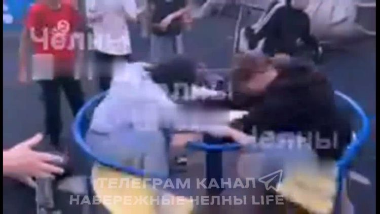 В Горздраве Челнов прокомментировали состояние подростков, которые выпали с карусели