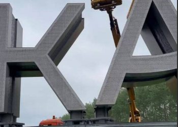 На Оренбургском тракте начали устанавливать въездную стелу «Казань»