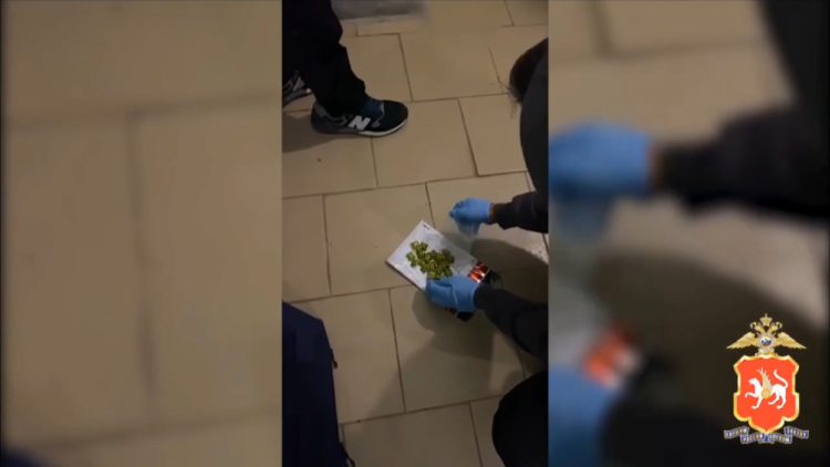 В Казани задержали наркоторговца с 28 свертками запрещенных веществ