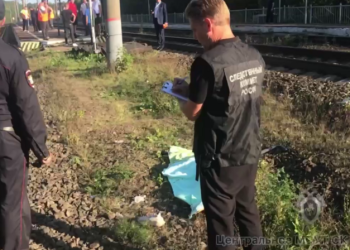 В Татарстане поезд сбил женщину с ребенком
