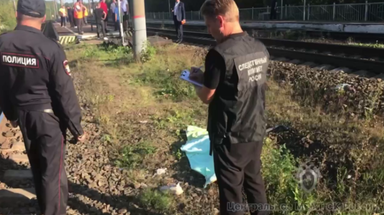 В Татарстане поезд сбил женщину с ребенком