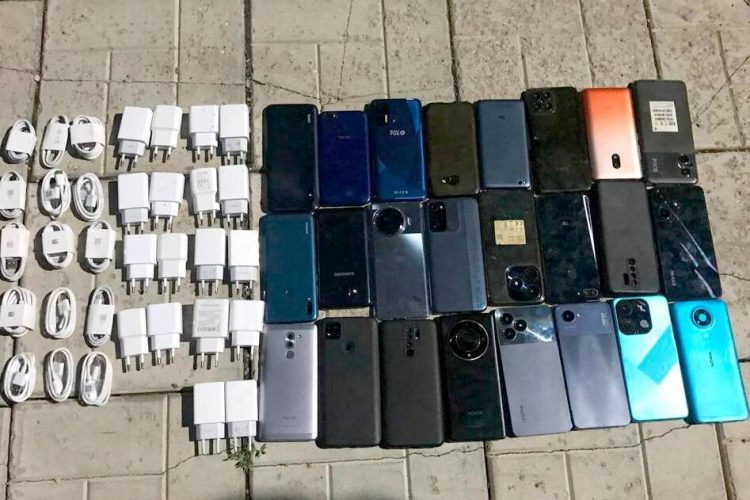 В альметьевскую колонию пытались тайно провезти 24 смартфона