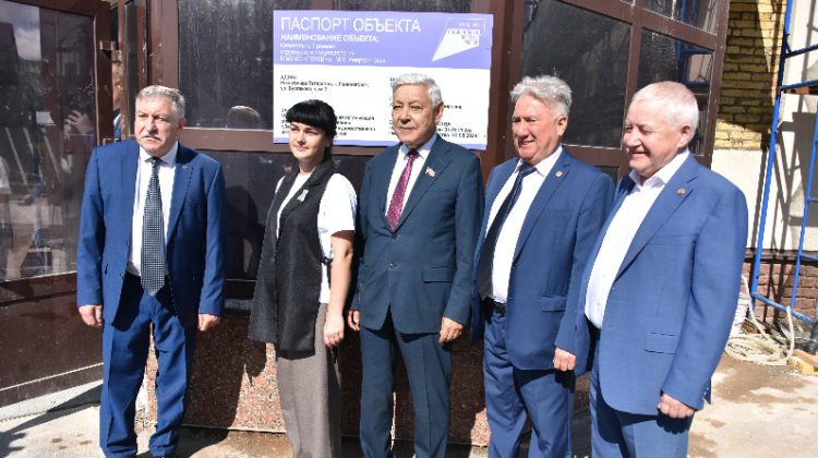 Мухаметшин ознакомился с ходом капремонта детской художественной школы им М.Х. Хаертдинова