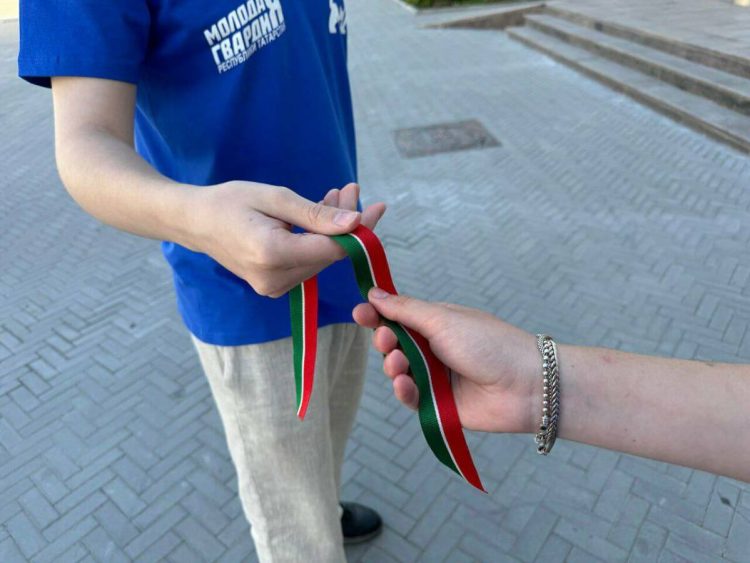 В Казани активисты «Молодой Гвардии Единой России» раздавали ленты с триколором Татарстана