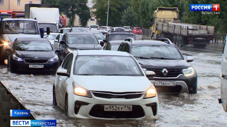 Жители Авиастроительного района пожаловались на переполненные мусорные контейнеры