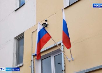 В Нижнекамске дома участников СВО украсили флагами России