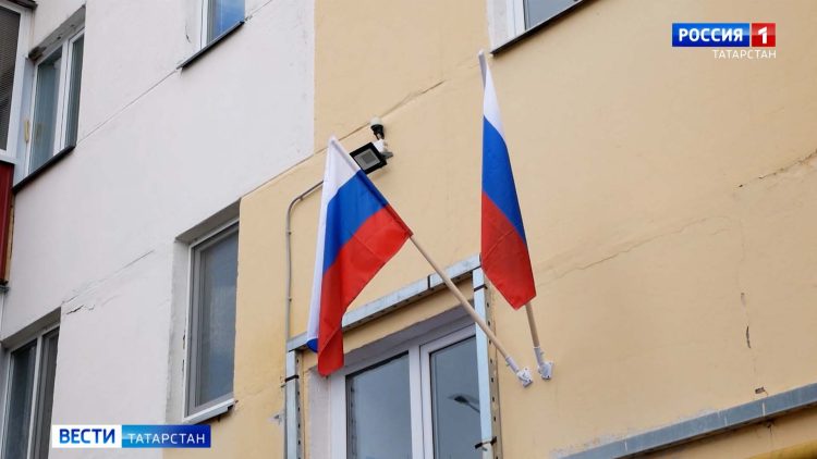В Нижнекамске дома участников СВО украсили флагами России
