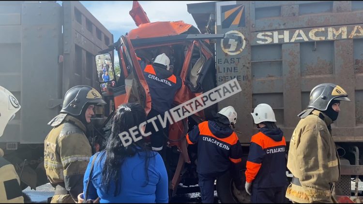 В Казани на Мамадышском тракте столкнулись три грузовика
