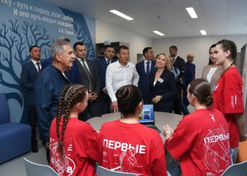 Минниханов осмотрел обновленные НХТИ и педагогический колледж в Нижнекамске