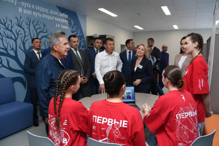 Минниханов осмотрел обновленные НХТИ и педагогический колледж в Нижнекамске