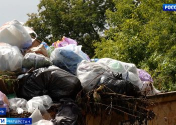 Жители Авиастроительного района пожаловались на переполненные мусорные контейнеры