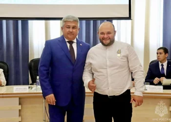 В Зеленодольске наградили татарстанца, спасшего 11 человек из воды во время шторма