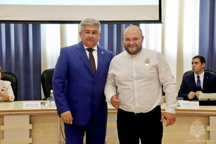 В Зеленодольске наградили татарстанца, спасшего 11 человек из воды во время шторма