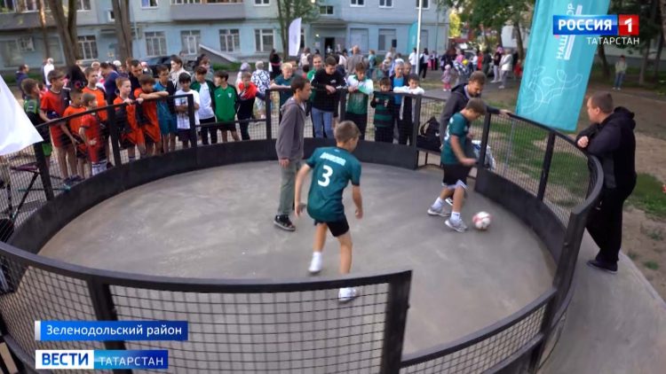 В поселке Васильево в рамках программы по благоустройству дворов появилась площадка по панна-футболу